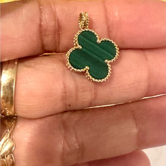 18K Clover Pendant - Picture 3 of 3